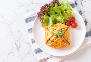 Bir omlet kaydırma aromalı Fried Rice