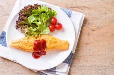 Bir omlet kaydırma aromalı Fried Rice