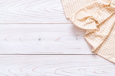 ahşap arka plan üzerinde mutfak bezi (peçete)