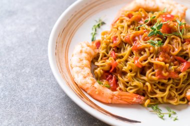 domates sosu ve karides ile sebze erişte