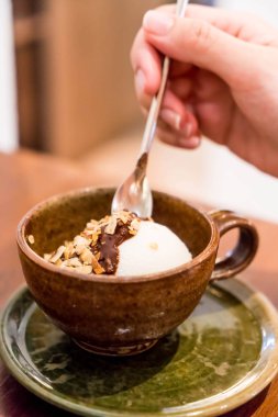 çikolata yayılması ile dondurma