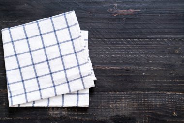 ahşap arka plan üzerinde mutfak bezi (peçete)