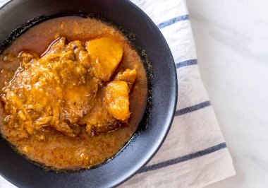 Şehriye ile tavuk Massaman köri hamur