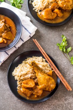 Şehriye ile tavuk Massaman köri hamur