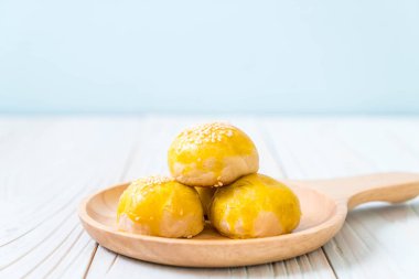 Çin böreği veya moon kek mung fasulye ezmesi ve tuz ile doldurulmuş