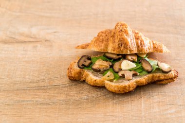 mantar kruvasan sandviç