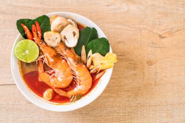 Tom Yum Goong baharatlı ekşi çorbası