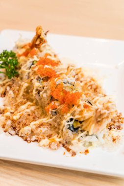 çıtır karidesli suşi roll