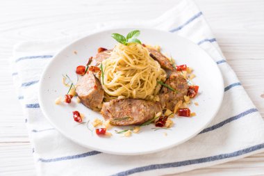 Sai Aua (Notrhern Tay baharatlı sucuk ile tavada kızartılmış spagetti)