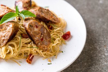 Sai Aua (Notrhern Tay baharatlı sucuk ile tavada kızartılmış spagetti)