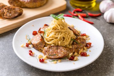 Sai Aua (Notrhern Tay baharatlı sucuk ile tavada kızartılmış spagetti)