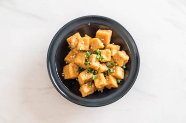 Kızarmış Tofu susam bir kase