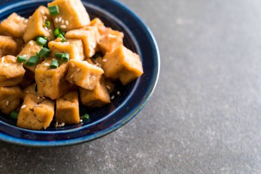 Kızarmış Tofu susam bir kase