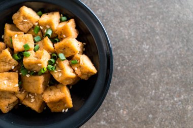 Kızarmış Tofu susam bir kase