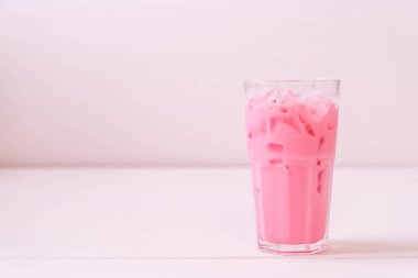 pembe çilek milkshake