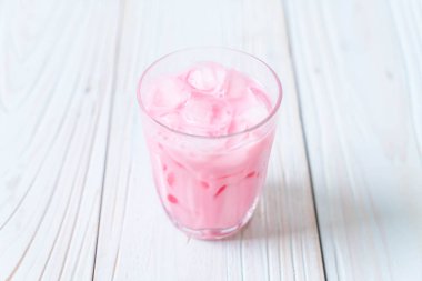 pembe çilek milkshake