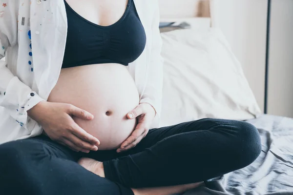 怀孕妇女的腹部用手 — 图库照片