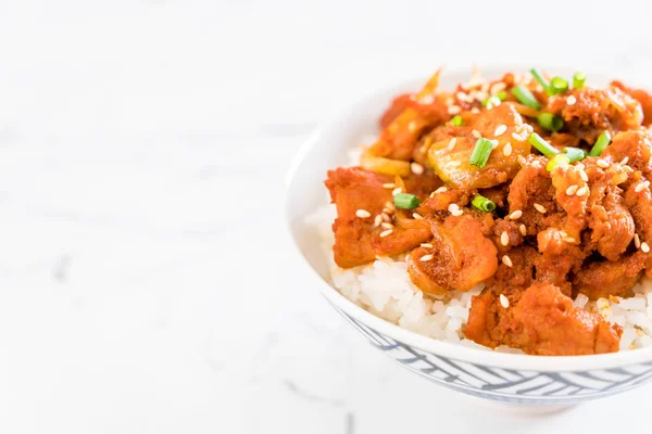 Porco frito com molho coreano picante (bulgogi) no arroz superior — Fotografia de Stock