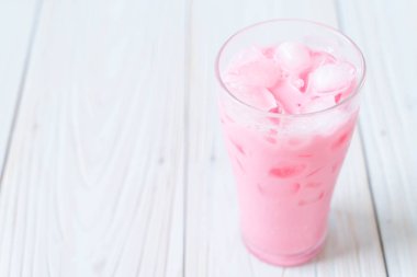 pembe çilek milkshake