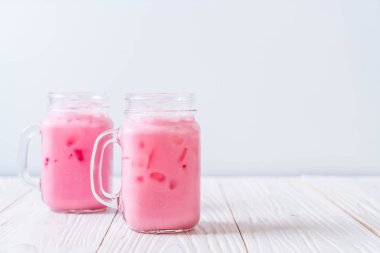 pembe çilek milkshake