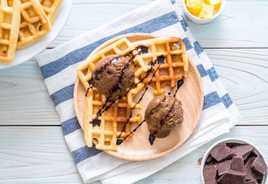 Çikolatalı dondurma waffle ile