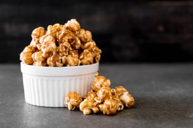 Patlamış Mısır ile karamel