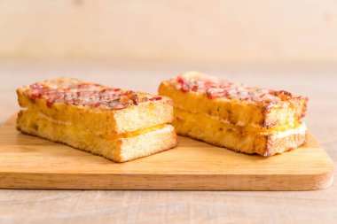 croque monsieur bacon ans egg sandwich