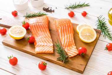 Limon domates Biberiye Biber ve tuz ile Çiğ somon fileto 