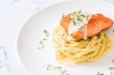 Kızarmış som balığı spagetti