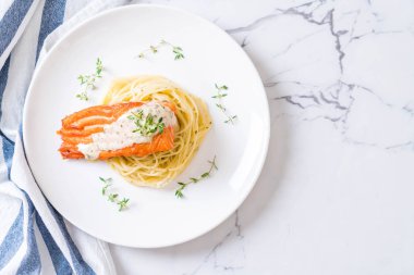 Kızarmış som balığı spagetti