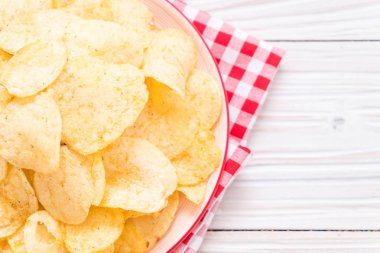 patates cipsi plaka üzerinde