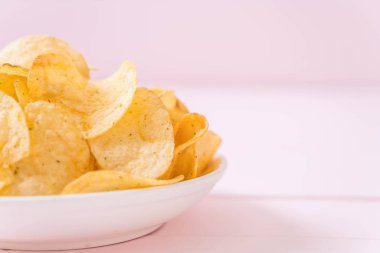 patates cipsi plaka üzerinde