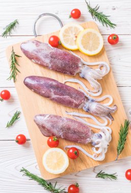 taze ahtapot veya mürekkep ahşap tahta üzerinde ham