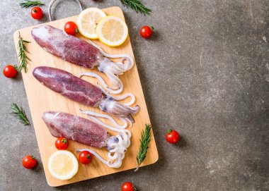 taze ahtapot veya mürekkep ahşap tahta üzerinde ham