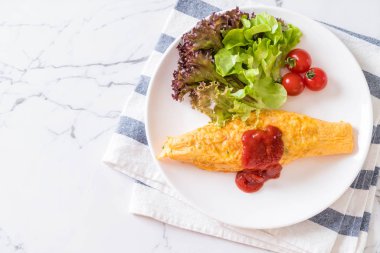 Bir omlet kaydırma aromalı Fried Rice