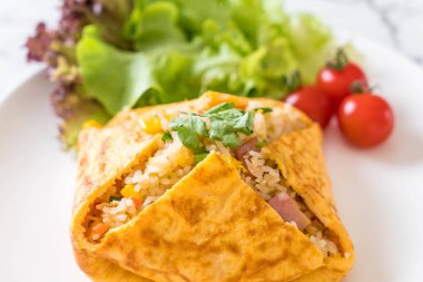 Bir omlet kaydırma aromalı Fried Rice