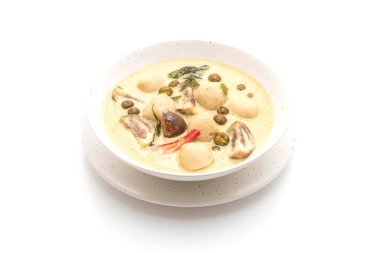 Balık topu ile yeşil köri