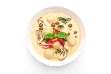 Balık topu ile yeşil köri