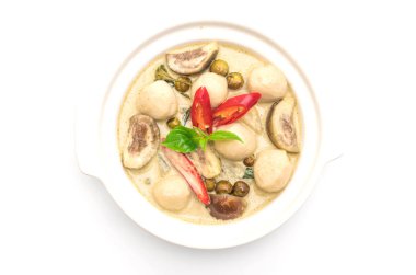 Balık topu ile yeşil köri