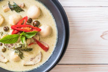 Balık topu ile yeşil köri