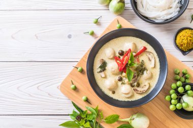 Balık topu ile yeşil köri