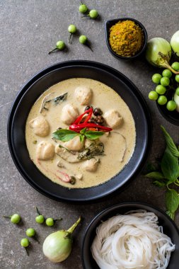 Balık topu ile yeşil köri