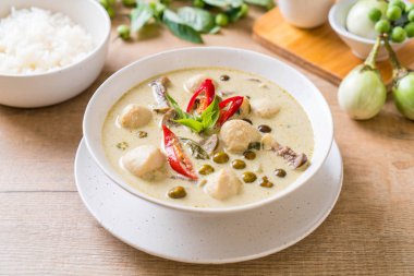 Balık topu ile yeşil köri