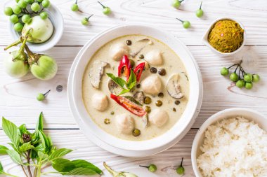 Balık topu ile yeşil köri