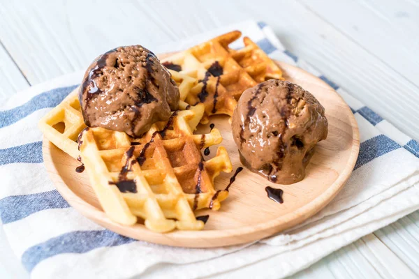 Çikolatalı dondurma waffle ile