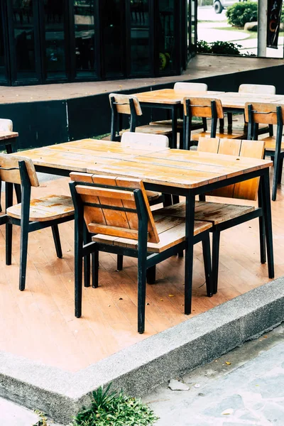 Mesa de madera vacía y silla en el restaurante al aire libre — Foto de Stock