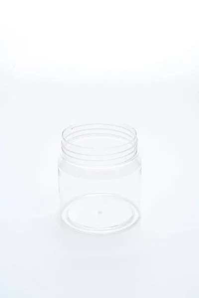 Pusty słoik plastikowy na białym tle — Zdjęcie stockowe