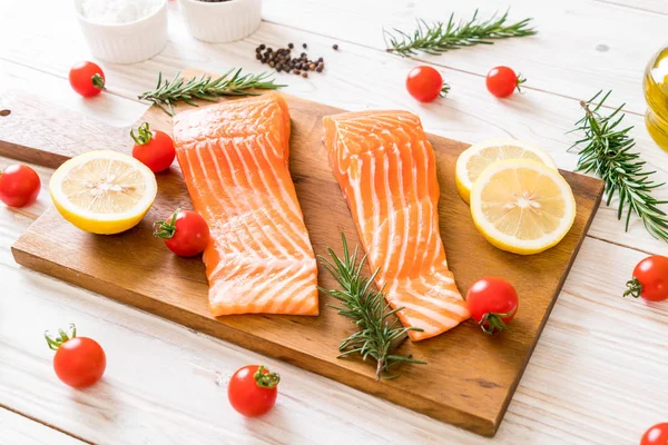 Limon domates Biberiye Biber ve tuz ile Çiğ somon fileto 