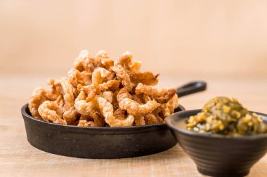 Kızarmış domuz eti rince ya da domuz eti aperatif Kuzey Tayland yeşil biber D ile