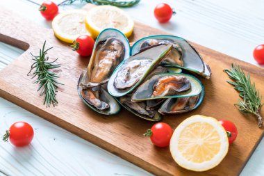 ahşap tahta üzerinde taze midye